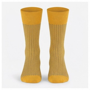 Chaussettes mi-mollet à pois jaunes, respirantes, tricotées pour adultes, pour un usage décontracté estival - Product Image 1