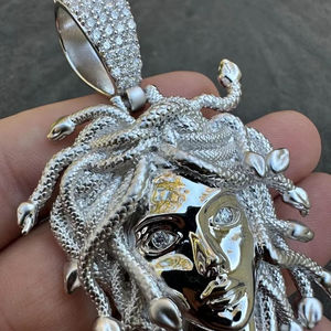 Collar de Plata de Ley 925 de Lujo con Colgante de Cabeza de Medusa Chapado en Oro de 18K, Diseño de Mitología con Pelo de Serpiente y Moissanita - Product Image 1