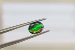 Opale noire éthiopienne attrayante - Pierre précieuse de 7x5mm de forme ovale, taille facetée, opale noire à jeu de feux arc-en-ciel - Product Image 4