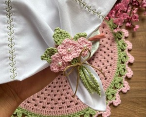 แหวนรองผ้าเช็ดปากโครเชต์ลายดอกไม้ทำมือ ประดับด้วยใบไม้และมุก สำหรับโต๊ะอาหาร งานแต่งงาน และตกแต่งบ้าน - Product Image 2