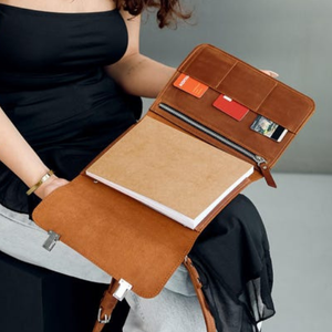 Carnet de notes professionnel en cuir fait main avec boucle, style sac, rechargeable, organisateur avec sangle, emplacements pour cartes, porte-stylo, logo personnalisé - Product Image 5