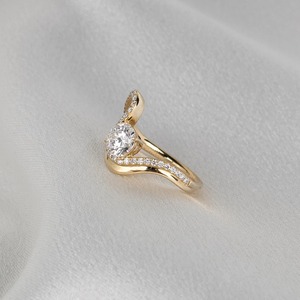 แหวนหมั้นเพชรเม็ดเดี่ยวสังเคราะห์ทรงเบเซลเซ็ต 0.80 กะรัต พร้อมวงแหวนโค้งเข้าชุด ทองคำขาว 14K รับรองโดย IGI - Product Image 2