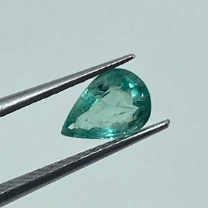 พลอยมรกตสีเขียวอมฟ้าทรงลูกแพร์ธรรมชาติ ขนาด 5x7 มม. น้ำหนัก 0.60 กะรัต สำหรับทำเครื่องประดับ - Product Image 1