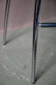 Tabouret de bar moderne en bois avec siège ergonomique incurvé et design robuste à quatre pieds, parfait pour le comptoir de cuisine et la salle à manger - Product Image 6