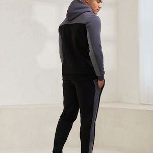 Ensemble de survêtement décontracté pour homme, noir et gris, à capuche, manches longues, couleur unie, avec poches latérales, en polyester et coton de poids moyen - Product Image 4