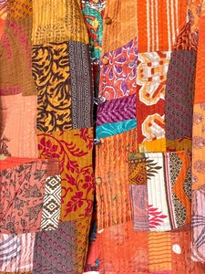 Magnifique veste d'hiver en patchwork de sari de soie faite à la main, imprimé floral, robe matelassée Kantha, col en V, manches bouffantes, décontractée - Product Image 5