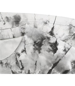 Camiseta de Algodón 100% con Estampado Tie Dye en Blanco y Negro y Gráfico de Calavera Agrietada Explosiva en el Centro para un Estilo Atrevido y Audaz - Product Image 5