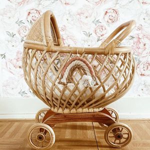 Poussette en rotin pour poupée, jouet pour bébé fille et garçon, avec roues, fabrication artisanale de haute qualité, poussette stable pour enfants, jouet pour poupées - Product Image 3