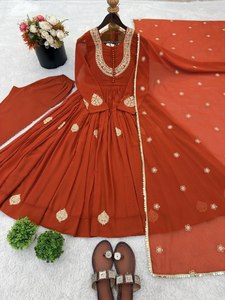 Conjunto de Salwar Kameez de Tres Piezas en Georgette con Diseño Floral, con Bordado Premium, para Bodas, Fiestas y Celebraciones, Largo hasta el Suelo - Product Image 6