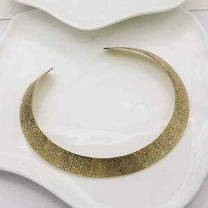 Collier ras du cou vintage plaqué or gravé, bijoux unisexes pour tous les jours - Product Image 3