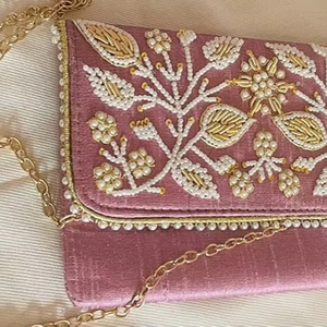 กระเป๋าคลัทช์ปักลายดีไซน์เก๋ ราคาไม่แพง สวยหรู สำหรับสุภาพสตรี เหมาะสำหรับงานแต่งงาน งานปาร์ตี้ งานเทศกาล และโอกาสทั่วไป - Product Image 1