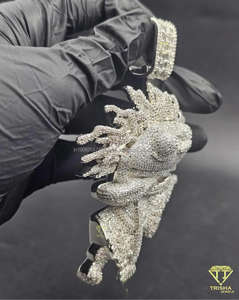 Colgante de Lujo con Diseño de Cabeza de Duende de Dibujos Animados en Plata de Ley 925 con Diamantes de Moissanita Completamente Engastados - Product Image 6