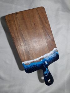 Tabla de cortar de madera rectangular con arte de resina de océano en el mango, tabla de corte y servicio de resina decorativa para uso en charcutería - Product Image 4