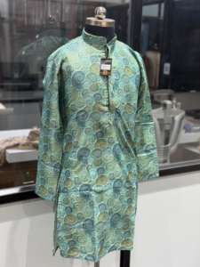 Kurta de Diseño con Estampado Digital y Lentejuelas Bordadas para Festivales y Bodas, Disponible en Grandes Cantidades - Product Image 3