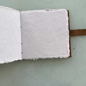 Carnet en cuir miniature fait main à motifs floraux - Carnet de poche vert vintage avec motif floral en relief et papier à bords festonnés - Product Image 6