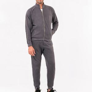 Ensemble de survêtement sportif personnalisé pour homme – Meilleur prix – Tenue de jogging, course et entraînement haut de gamme - Product Image 1