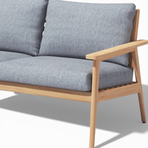Canapé d'extérieur avec structure en teck et coussins en tissu gris, résistant aux intempéries, mobilier de jardin - Product Image 2