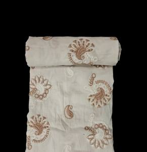 Tela de Algodón Blanca de Alta Demanda con Bordado Paisley Marrón y Blanco en Toda la Superficie, Material Bordado con Motivo Buti para Vestidos y Manualidades - Product Image 4