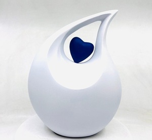 Magnifiques urnes funéraires en forme de goutte d'eau avec cœur, couleur blanche, pour adultes, pour cendres funéraires, 200 pouces cubes, écologiques, durables - Product Image 1