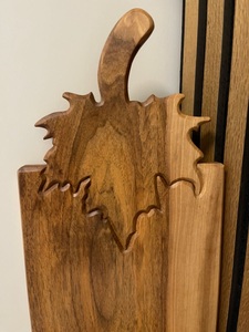 เขียงไม้วอลนัทพรีเมียม แกะสลักลายใบไม้ ด้ามจับดีไซน์สวยงาม หนา ทนทาน ปลอดภัยสำหรับอาหาร เหมาะสำหรับเสิร์ฟในครัว - Product Image 3