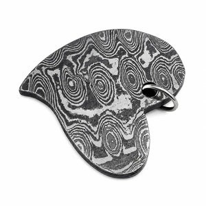 Collier pendentif cœur en acier Damas moderne fait main par Ahmad Fabric avec motif ajouré sur cordon marron pour cadeau de Saint-Valentin - Product Image 4