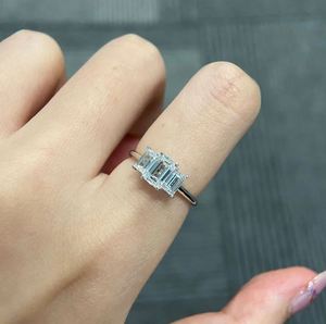 แหวนหมั้นเพชรทรงเหลี่ยมมรกต 3.0 กะรัต เพชร CVD สามเม็ด ทอง 14K เพชรเพาะเลี้ยงในห้องปฏิบัติการ แหวนแต่งงานและขอแต่งงานสำหรับผู้หญิง - Product Image 2