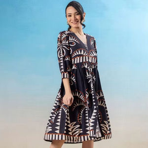 Robe de cérémonie ample bleu marine en georgette à imprimé floral, col en V, manches courtes, respirante, plissée, longueur genou, taille naturelle - Product Image 1