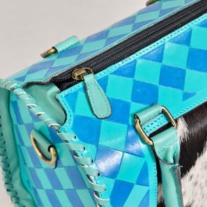 Bolsa de Viaje de Cuero Hecha a Mano de Lujo con Patrón de Diamantes y Panel de Piel de Vaca, Color Azul - Product Image 4