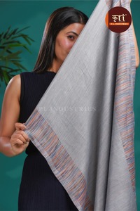 Poncho tipo chal gris a rayas con flecos y borlas de punto para mujer, otoño invierno - Product Image 4