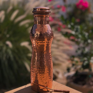 Botella de Cobre para Hidratación, Artículos de Bebida de Estilo Boutique para Tiendas Minoristas de Diseño, Tiendas de Regalos y Marcas de Bienestar - Product Image 1