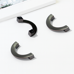 Precio al por mayor Tirador moderno de aleación de zinc curvado en media luna para gabinetes de cocina y tocadores de baño - Product Image 1