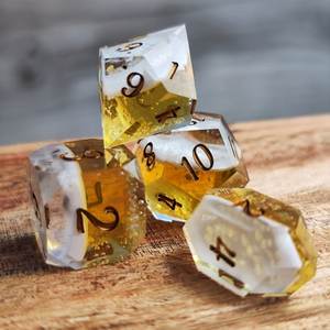 Juego de dados de resina hechos a mano únicos para juegos de mesa de fantasía, aventuras de rol, jugadores de DND, tiendas de juegos y regalos - Product Image 3
