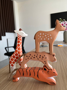 Figurine d'animal en bois, sculpture d'animal de safari, artisanat animal peint à la main pour les jeux préscolaires et la décoration de la maison - Product Image 3