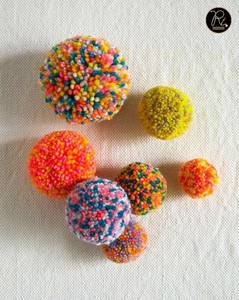 Bolas de pompón de 3 cm en colores rosa y blanco para usar en vestidos y otros productos de manualidades. Compre directamente del proveedor. - Product Image 4