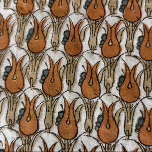 Tela de algodón moderna estampada a mano con motivo floral contemporáneo en color óxido sobre base natural - Product Image 3