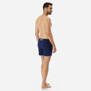Shorts de plage pour homme, bleu marine uni, séchage rapide, taille mi-haute, taille élastique avec poches, en polyester tissé, pour la natation - Product Image 4