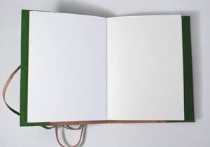 Carnets en papier recyclé faits main, couverture embossée, couleur verte, en cuir, pour voyages, cadeaux et bureau. - Product Image 4