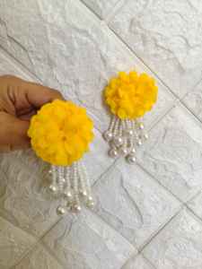 Pendientes de Perlas Florales Amarillos con Latkan |   Joyería para Bodas Indias/Pakistaníes, Haldi y Mehendi |   Recuerdo de Boda |   Joyería de Bollywood - Product Image 3