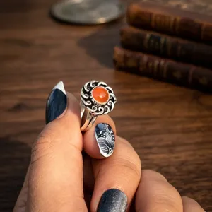 Lusterelics Bague florale en pierre naturelle Cornaline, style bohème, en alliage de laiton plaqué argent, sertie en canal, pour femme, idéale pour les soirées - Product Image 1