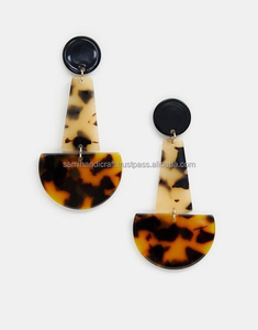 Nouvelle couleur Boucles d'oreilles en résine accessoires de luxe de créateur Boucles d'oreilles en résine accessoires premium de créateur - Product Image 4