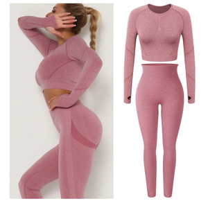 Ensemble de yoga sans couture pour femme avec logo frontal, comprenant un crop top et un legging push-up pour la gym et l'exercice - Product Image 1