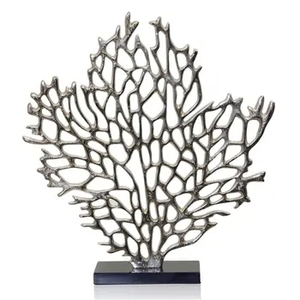 Escultura Abstracta de Llama de Metal Dorado, Figura de Arte Lineal de Hojas Geométricas en Capas, Centro de Mesa Moderno con Base de Cubo Negro - Product Image 2