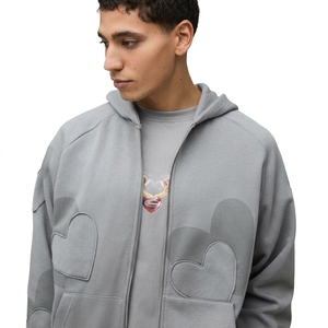 Ensemble de survêtement gris personnalisé à capuche, coupe ample, avec poches latérales et motif cœur en relief, idéal pour l'automne - Product Image 5