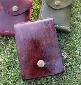Cartera de Cuero Genuino 100% Hecha a Mano con Tinte Vegetal, Teñida a Mano, Estilo Vintage, con Botón Sólido, para Uso Diario, Minimalista y Ecológica - Product Image 3