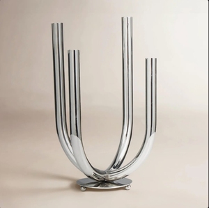 Support de bougies sculptural en métal argenté poli, fait main, écologique, à plusieurs bras, pour 4 bougies, vente en gros - Product Image 1