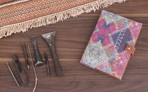 Couverture en Kelim/Dhurry tissée à la main, joliment cousue avec des poches en cuir à l'intérieur pour contenir un carnet de notes. - Product Image 3