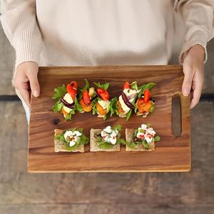 Planche à découper rectangulaire en bois d'acacia de qualité supérieure avec rainure pour les jus, épaisse, durable, compatible couteaux, idéale pour la préparation et le service - Product Image 4