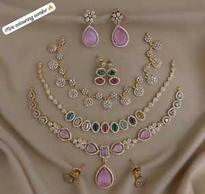 Ensemble de colliers de qualité supérieure, style minimaliste, offre combo idéale pour le bureau et les soirées. - Product Image 4