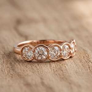 แหวนเพชรทรงกลมคุณภาพสูง 10K 14K 18K เพชรเลี้ยงในห้องปฏิบัติการ ความใส VVS1 รับรองโดย IGI แหวนครึ่งวงนิรันดร์ แหวนแต่งงานสุดหรู - Product Image 3