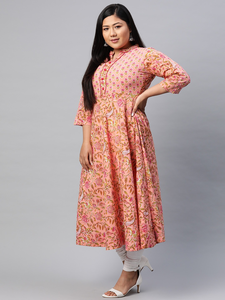 Vente en gros de Kurta Anarkali en coton rose à fleurs, taille plus, col mandarin, manches trois quarts, tenue d'été confortable pour femmes - Product Image 3